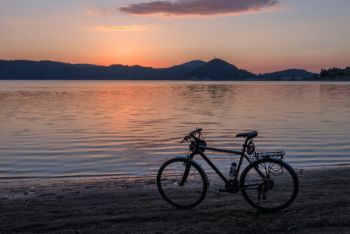 rower nad jeziorem